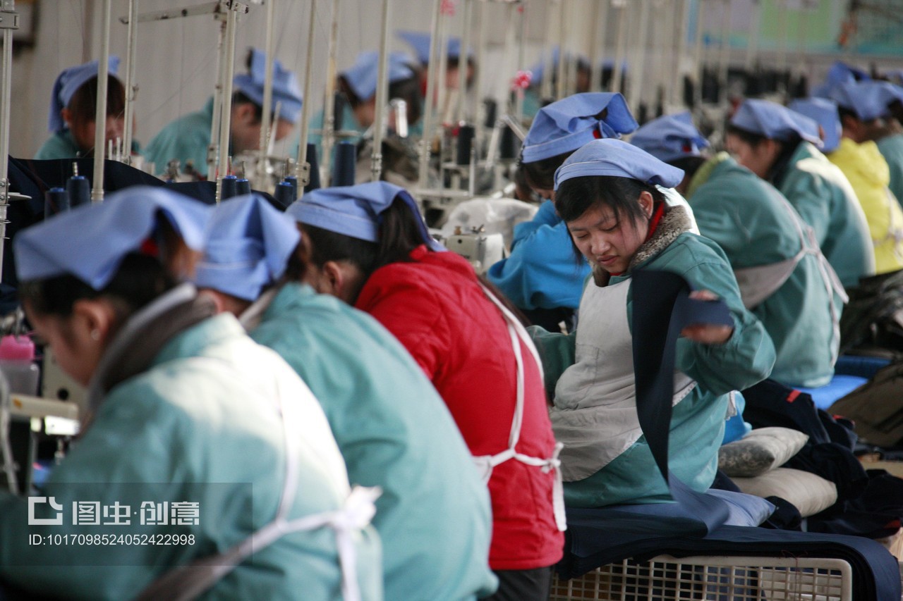 巧手织就“国际范” 安徽淮北秋艳服装厂女职工赶制欧美出口订单纪实