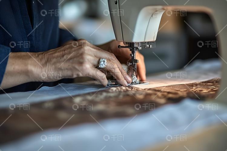 针脚之间 深蓝工坊里的手工艺术与服装制造